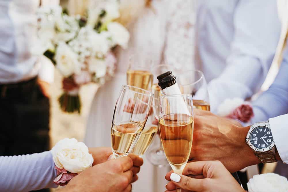 Brinda con estilo: Descubre los mejores licores de bodas para impresionar a tus invitados